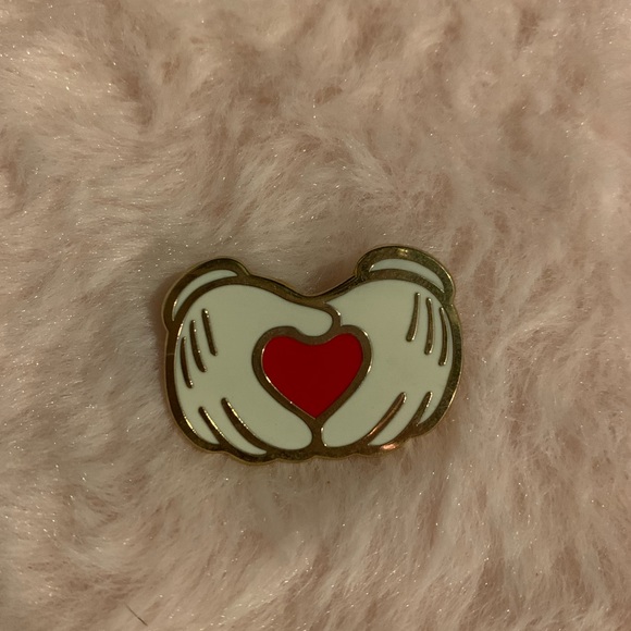 Mickey hands pin - Picture 1 of 2